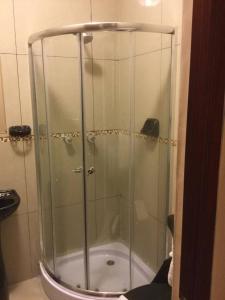 una doccia con una porta in vetro in un bagno di Tariri Hotel a Pucallpa Altre 39 foto