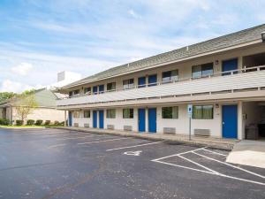 un aparcamiento vacío frente a un edificio en Motel 6-Columbus, OH - OSU, en Columbus