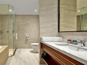 y baño con lavabo, aseo y ducha. en Qin Huang Yong An Hotel en Chengdú