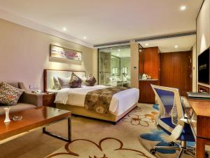 een slaapkamer met een bed, een bureau en een bank bij Qin Huang Yong An Hotel in Chengdu