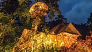 Una escultura de un cráneo se ilumina por la noche en Oasis Koh Chang en Ko Chang