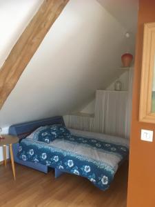 1 dormitorio con 1 cama en el ático en Le gite d'Or, en Vouvray