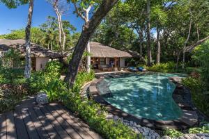 长滩岛Shangri-La Boracay的一座带游泳池和度假村的别墅