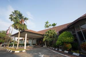 a hotel with a palm tree in front of a building at Hotel Seri Malaysia Rompin in Kuala Rompin