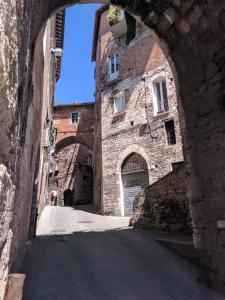 an alley in an old stone building with an archway at La Casina di Perugia in Perugia