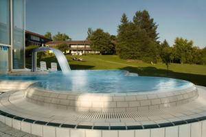 Piscina de la sau aproape de Hotel Schwarzwald Freudenstadt