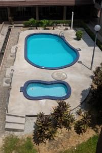 une grande piscine sur une terrasse avec dans l'établissement Hotel Seri Malaysia Pulau Pinang, à Bayan Lepas