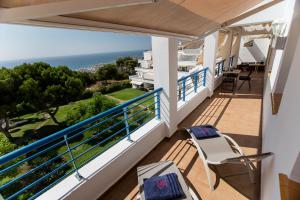 トレモリノスにあるDeluxe Sea View Apartmentsの海の景色を望むバルコニー(椅子付)