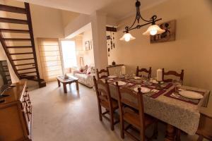 comedor y sala de estar con mesa y sillas en Deluxe Sea View Apartments en Torremolinos