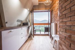 Kuchyňa alebo kuchynka v ubytovaní Apartamenty Rockus LUX & SPA Zakopane