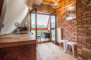 Kuchyňa alebo kuchynka v ubytovaní Apartamenty Rockus LUX & SPA Zakopane