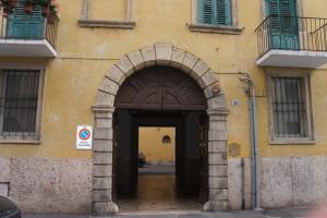 ヴェローナにあるCasa Marziaのアーチ型の建物の入口