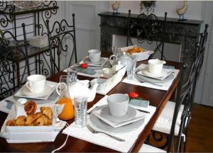 ルマンにあるラ ドムール ドゥ ラクレの木製テーブル(皿、カップ、食器付)