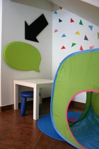 una habitación con una mesa, una silla y un cartel en casa da ponte aljezur center, en Aljezur