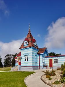 ウェックスフォードにあるThe Dolls Houseの公園内時計塔のある青い建物