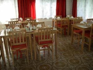 Reštaurácia alebo iné gastronomické zariadenie v ubytovaní Pension Julia