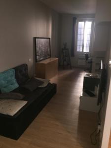 - un salon avec un canapé et une fenêtre dans l'établissement Le Mourillon Appartement -Terrasse, à Toulon