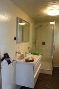 een badkamer met een grote wastafel en een douche bij Ferienwohnung SONNENUHR in Bacharach