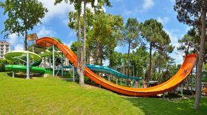 un parco giochi con uno scivolo in un parco di Melia Grand Hermitage All Inclusive a Golden Sands