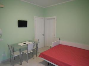 加里波利的住宿－Casa Vacanza Gallipoli，配有一张床和一张桌子及椅子的房间