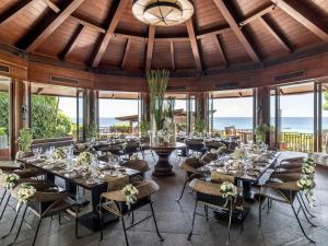 长滩岛Shangri-La Boracay的有桌椅和窗户的餐厅