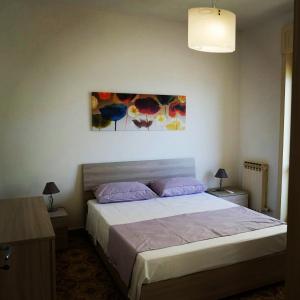 ガリポリにあるB&B Ariostoのベッドルーム1室(大型ベッド1台、紫色の枕付)