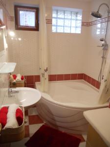 A bathroom at Villa Pedro Még 37 kép