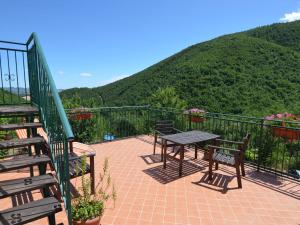 balcón con mesa, sillas y montaña en Peaceful Cottage in Pergola with Private Terrace, en Pergola