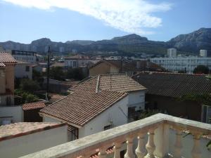 desde el balcón de una ciudad con montañas en Meublé Tourisme, en Marsella