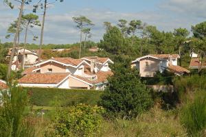 a group of houses in a residential neighborhood at Madame Vacances Villas Club Royal Ocean 17 in Moliets-et-Maa
