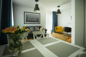 Televízia a/alebo spoločenská miestnosť v ubytovaní Apartament w Piszu