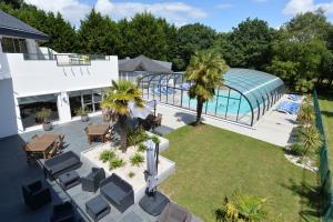 einen Luftblick auf einen Pool und ein Resort in der Unterkunft Hôtel du Golf Saint-Laurent in Ploemel