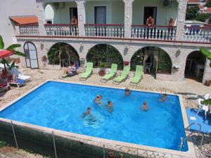 eine Gruppe von Personen in einem Schwimmbad in der Unterkunft Apartments & Rooms Lo & Mar in Medulin