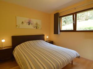 1 dormitorio con cama y ventana en Cozy Cottage in Aywaille with Valley View en Aywaille