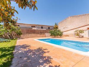 een zwembad in de tuin van een huis bij Belvilla by OYO Can Bertu in Sant Pere Pescador