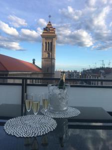 un tavolo con due bicchieri di vino sul balcone di Riviera Terrasse Nice a Nizza