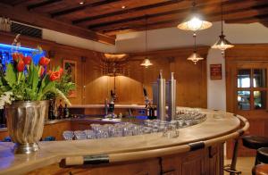 una grande cucina con bar con bicchieri da vino di Hotel Zum Pinzger a Stumm