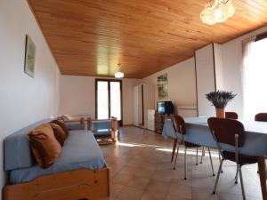 リュス・ラ・クロワ・オートにあるApartment with mountain viewsのベッド、テーブル、椅子が備わる客室です。