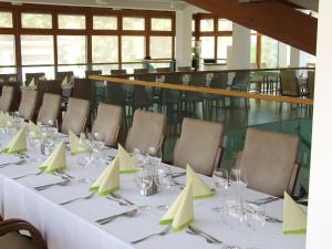 Reštaurácia alebo iné gastronomické zariadenie v ubytovaní Gizella Hotel and Restaurant