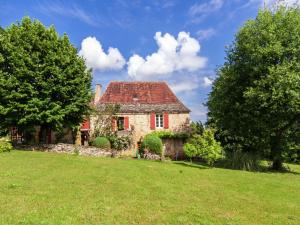 Saint-CybranetにあるFarmhouse in Saint Cybranet with Private Gardenの赤い屋根の古い石造りの家