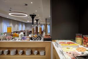 un desayuno buffet en una habitación de hotel con comida en Eurostars Porto Centro, en Oporto