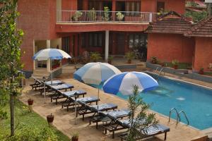 Bazén v ubytování Deshadan Cliff & Beach Resort,Varkala nebo v jeho okolí