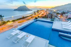 una piscina en la azotea de un edificio con vistas al océano en CDesign Hotel, en Río de Janeiro