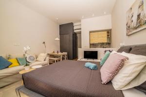 ein Wohnzimmer mit einem Bett und einem Sofa in der Unterkunft Doma Zagreb Aparthotel in Zagreb