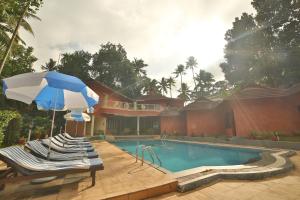 Bazén v ubytování Deshadan Cliff & Beach Resort,Varkala nebo v jeho okolí