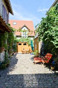 a patio with chairs and a house at Ferienwohnung Pforte 7 in Dalheim
