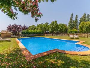 uma piscina no meio de um quintal em Belvilla by OYO Mas Delfi em Sant Pere Pescador
