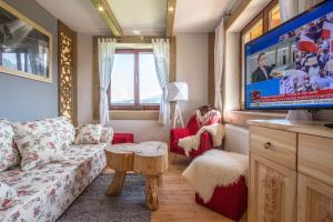 Televízia a/alebo spoločenská miestnosť v ubytovaní Apartamenty Rockus LUX & SPA Zakopane