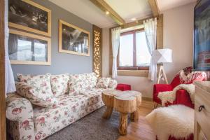 - un salon avec un canapé et une table dans l'établissement Apartamenty Rockus LUX & SPA Zakopane, à Kościelisko