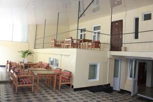 ein Restaurant mit Tischen und Stühlen und einem Balkon in der Unterkunft Paradise Hotel in Tbilisi City